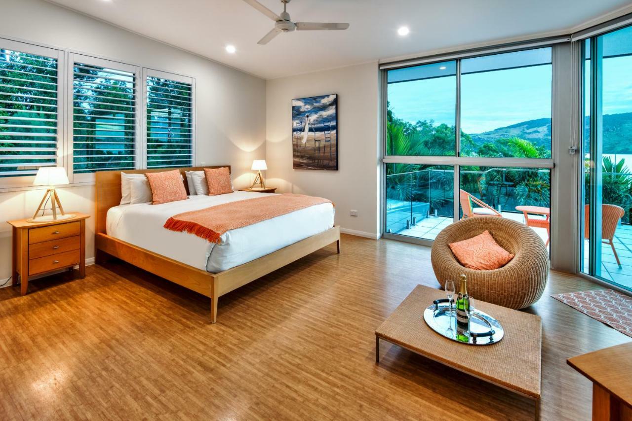 Pavillions Penthouse 25 - Luxury Waterfront Apartment With Private Roof Top Pool And Buggy 해밀턴아일랜드 외부 사진